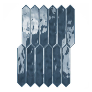 Eine glänzende, dunkelblaue, längliche, sechseckige Fliese mit spitzen Enden, die Licht reflektiert, isoliert auf einem schlicht