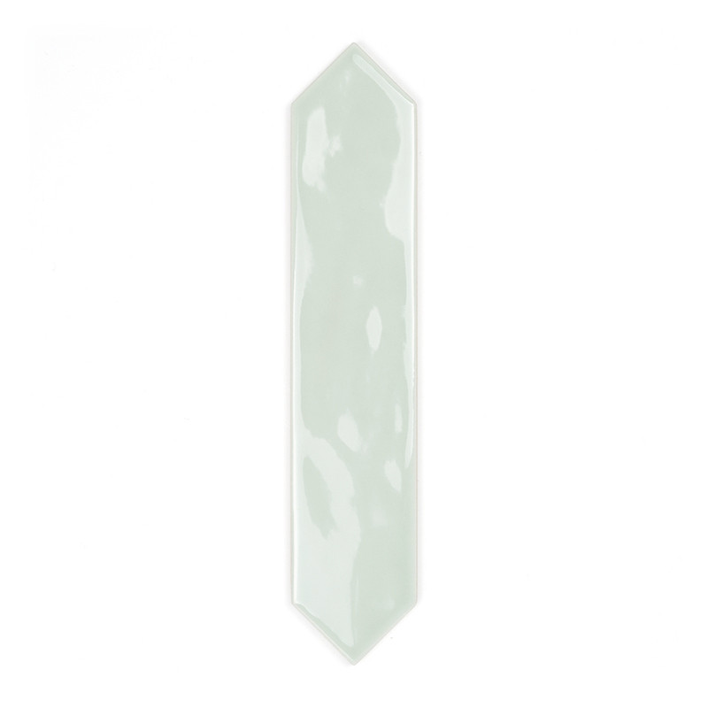 Um ladrilho verde-claro alongado e brilhante com pontas pontiagudas repousa sobre um fundo branco liso, destacando seu design el
