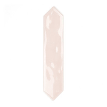 Eine glänzende, längliche sechseckige Fliese mit einem hellen Beigeton reflektiert das Licht in einem minimalistischen, schlicht