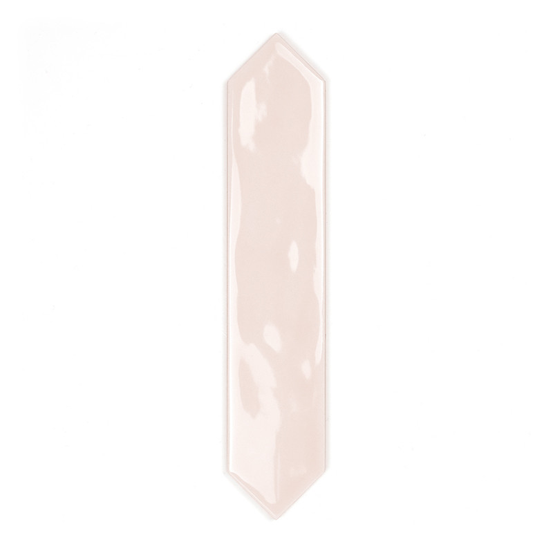 Eine glänzende, längliche sechseckige Fliese mit einem hellen Beigeton reflektiert das Licht in einem minimalistischen, schlicht