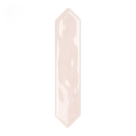 Eine glänzende, längliche sechseckige Fliese mit einem hellen Beigeton reflektiert das Licht in einem minimalistischen, schlicht
