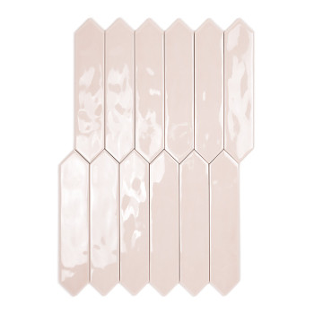 Eine glänzende, längliche sechseckige Fliese mit einem hellen Beigeton reflektiert das Licht in einem minimalistischen, schlicht