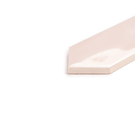 Um ladrilho cerâmico rosa claro brilhante fica plano, exibindo um acabamento polido. Ele é colocado sobre um fundo branco liso.
