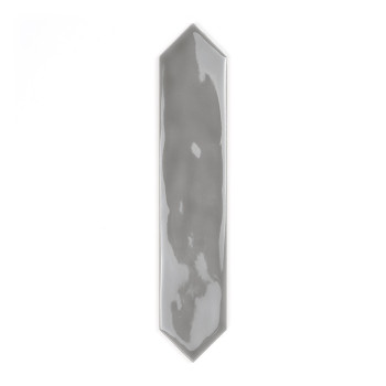 Eine graue, glänzende, längliche sechseckige Fliese liegt flach vor einem weißen Hintergrund und betont ihre glatte, reflektiere