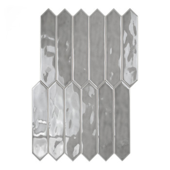 Un azulejo hexagonal alargado, gris brillante y plano sobre un fondo blanco, resalta su superficie lisa y reflectante.