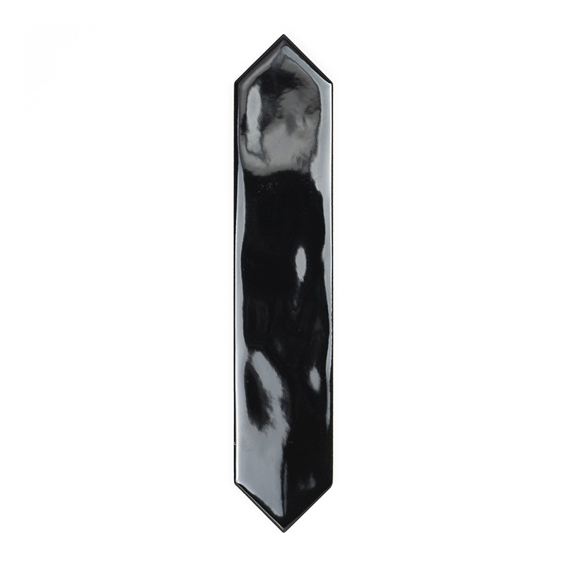 Eine glänzende, schwarze, längliche sechseckige Fliese mit spitzen Enden reflektiert Licht vor einem schlichten, weißen Hintergr