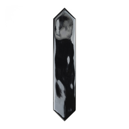 Eine glänzende, schwarze, längliche sechseckige Fliese mit spitzen Enden reflektiert Licht vor einem schlichten, weißen Hintergr