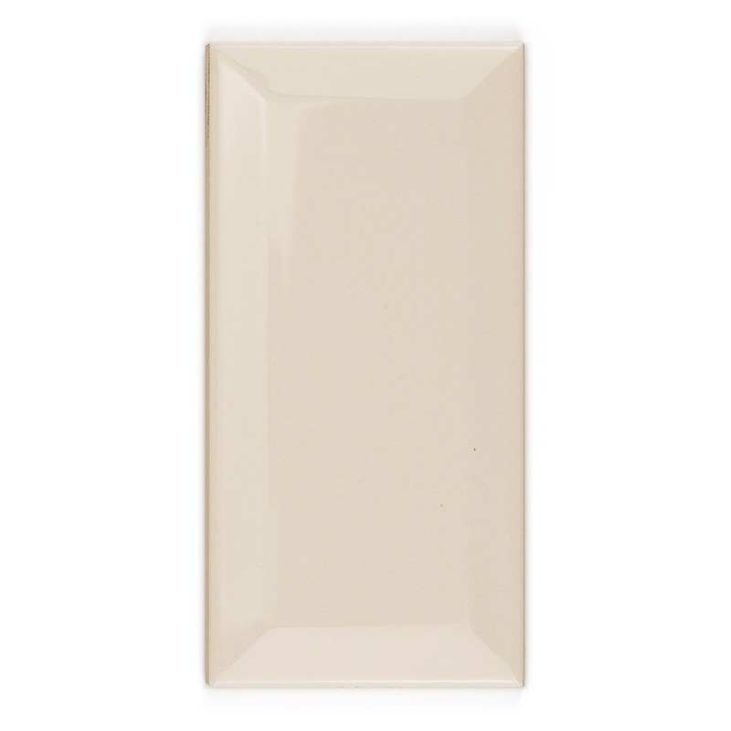 Ladrilho cerâmico retangular bege, com acabamento brilhante, sobre fundo branco liso. Suas bordas chanfradas sutis adicionam dim