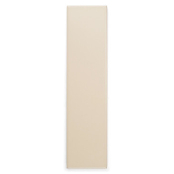 Een rechthoekige, beige tegel staat verticaal tegen een effen witte achtergrond, wat het gladde oppervlak en de uniforme kleur b