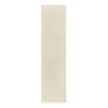 Een lange, rechthoekige beige tegel rust verticaal op een witte achtergrond en laat het gladde en uniforme oppervlak zonder enig