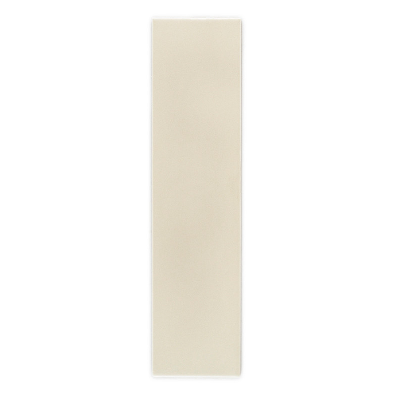 Un long carreau beige rectangulaire repose verticalement sur un fond blanc, mettant en valeur sa surface lisse et uniforme sans 