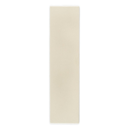 Un long carreau beige rectangulaire repose verticalement sur un fond blanc, mettant en valeur sa surface lisse et uniforme sans 