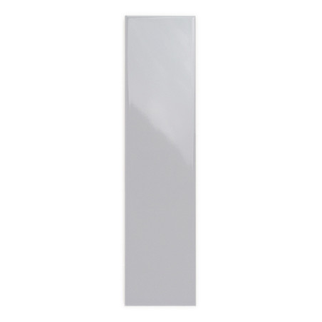 Um ladrilho retangular brilhante fica verticalmente, refletindo sutilmente a luz, colocado contra um fundo branco liso.