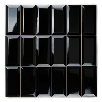 Eine glänzende, rechteckige schwarze Keramikfliese steht aufrecht vor einem weißen Hintergrund und reflektiert das Licht auf ihr
