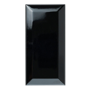 Um ladrilho cerâmico preto retangular e brilhante fica em pé sobre um fundo branco, refletindo a luz em sua superfície lisa e po