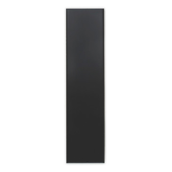 Un mosaico rectangular largo, estrecho y de color negro mate se alza sobre un fondo blanco liso, con bordes limpios y nítidos y 