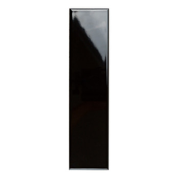 Un azulejo negro rectangular refleja la luz y muestra un acabado brillante. Se encuentra aislado sobre un fondo blanco liso.