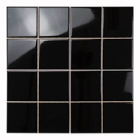 Dezesseis ladrilhos pretos brilhantes formam uma grade, refletindo a luz e apresentando leves distorções. Os ladrilhos são espaç