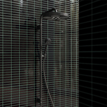 Um chuveiro preto fosco é montado em uma barra vertical elegante com um bico portátil, colocado contra ladrilhos horizontais esc
