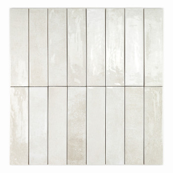 Un long carreau rectangulaire avec une surface brillante et texturée, aux tons doux beige et blanc cassé, suggérant un design mo