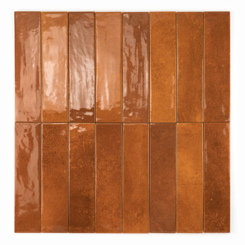 Azulejo rectangular de terracota brillante con un acabado texturizado e irregular. Se apoya verticalmente sobre un fondo blanco.