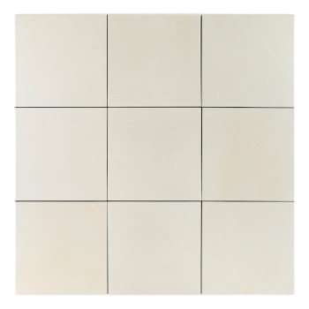 Un carreau de céramique uni et carré repose sur un fond blanc, présentant une surface lisse, mate et beige clair, sans texte ni 