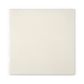 Un azulejo de cerámica cuadrado y liso se apoya sobre un fondo blanco, con una superficie lisa, mate y de color beige claro, sin