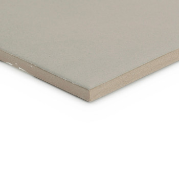 Un carreau plat et carré gris clair repose sur un fond blanc, mettant en valeur sa surface lisse et son bord biseauté, créant un