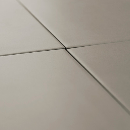Quatre carreaux lisses, carrés et mats se rejoignent au centre, formant des lignes droites précises dans un décor intérieur mini