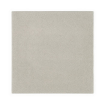Un mosaico cuadrado liso de color gris claro con una superficie lisa se asienta sobre un fondo blanco y no muestra texto ni patr