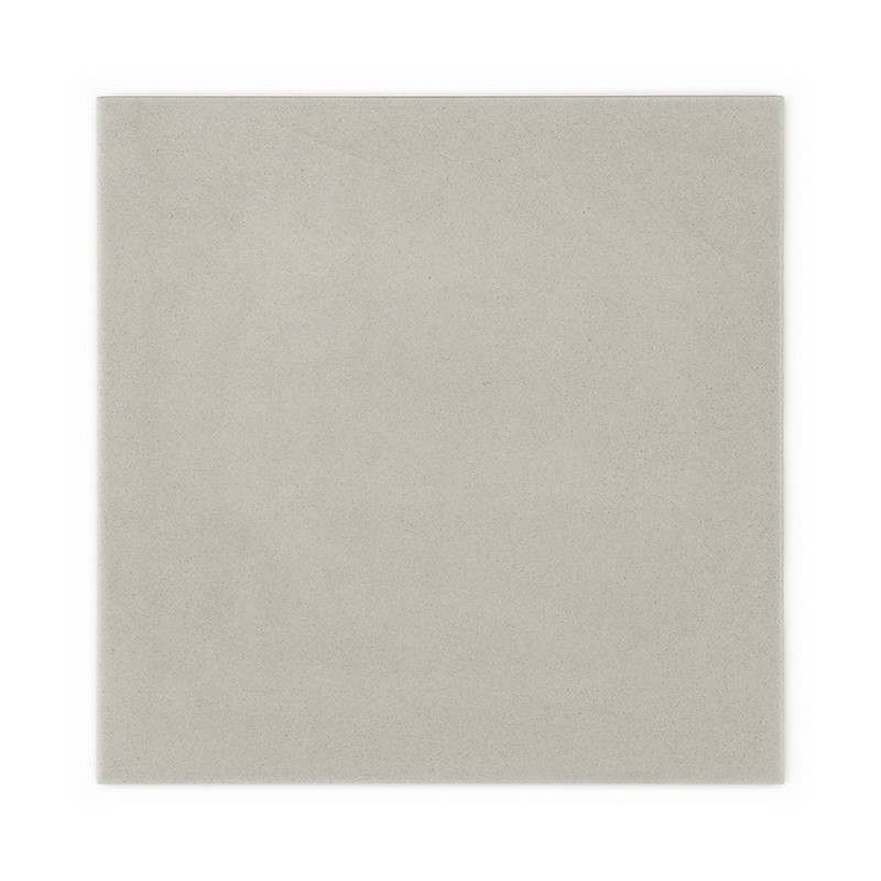 Un carreau carré gris clair uni avec une surface lisse se trouve sur un fond blanc, n'affichant aucun texte ni motif.