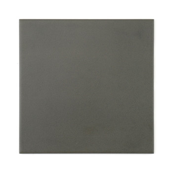 Un carreau carré gris foncé mat repose à plat, offrant une surface minimaliste et neutre, adaptée à divers designs intérieurs ou