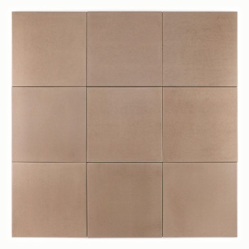 Een vierkante keramische tegel heeft een glad, beige oppervlak, waardoor hij geschikt is voor binnenvloeren of wandtoepassingen.