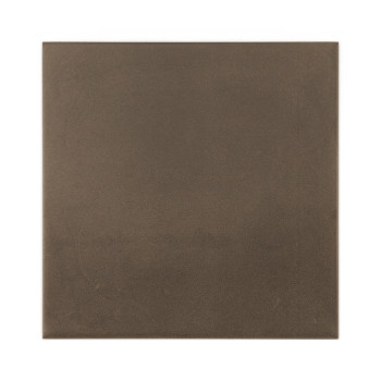 Un carreau carré, mat et marron foncé repose sur un fond blanc, d'apparence lisse et uniforme, sans texte visible.