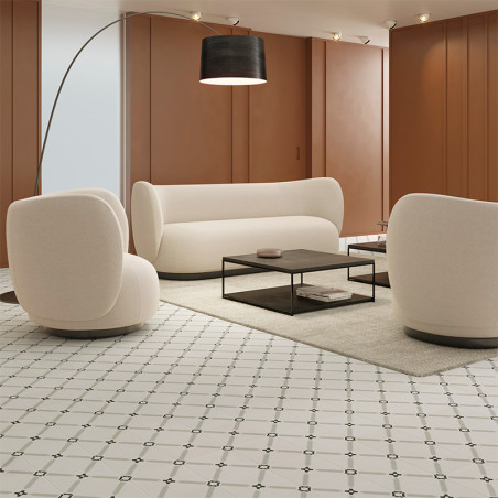Een moderne woonkamer met witte fauteuils en een bank, gerangschikt rond een zwarte salontafel op een beige tapijt, met een tege