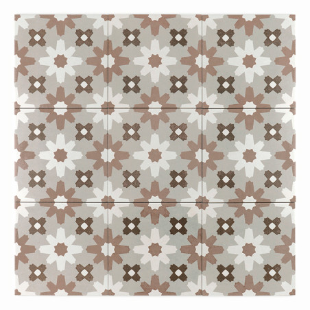 Een raster van negen vierkante tegels heeft een ingewikkeld geometrisch patroon in bruin- en crèmetinten, waardoor een symmetris
