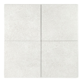 Un azulejo cuadrado muestra un patrón sutil y moteado con una textura gris claro, sobre un fondo blanco liso.