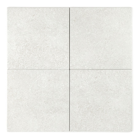 Quatre carreaux de céramique gris clair mouchetés sont disposés en carré, soigneusement alignés, formant un motif homogène avec 