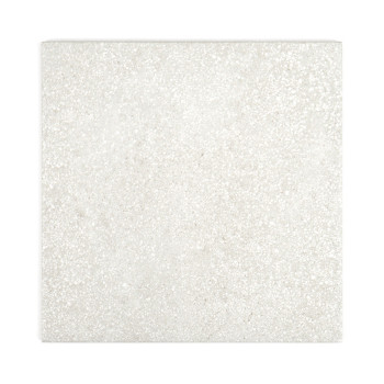 Um ladrilho quadrado exibe um padrão sutil e salpicado com uma textura cinza claro, contra um fundo branco liso.