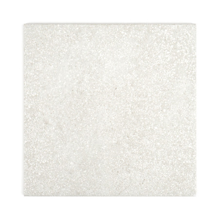 Un carreau carré affiche un motif subtil et moucheté avec une texture gris clair, sur un fond blanc uni.