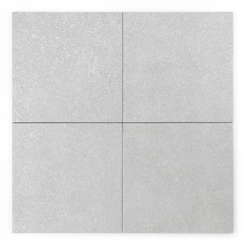 Un azulejo cuadrado de color gris claro muestra una superficie texturizada con patrones moteados, sobre un fondo blanco liso.