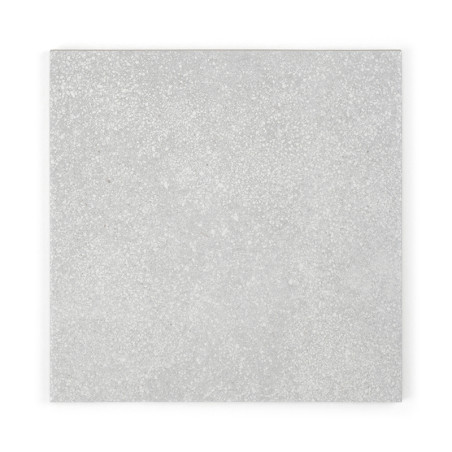 Um ladrilho quadrado cinza claro exibe uma superfície texturizada com padrões salpicados, contra um fundo branco liso.