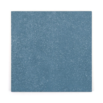 Un azulejo cerámico cuadrada, con una superficie texturizada de color gris azulado salpicada de puntos claros, aparece sobre un 