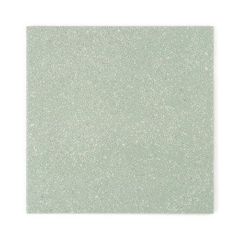 Un azulejo cuadrado muestra una sutil textura moteada, con un tono verde suave, que crea una apariencia neutra y relajante.