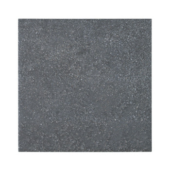 Un carreau carré, avec une surface texturée gris foncé, repose sur un fond blanc uni.