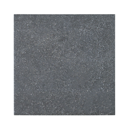 Un carreau carré, avec une surface texturée gris foncé, repose sur un fond blanc uni.