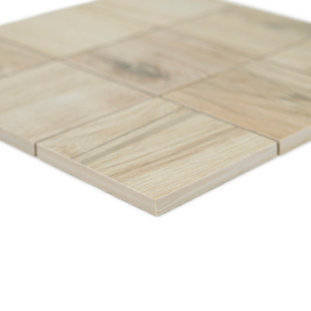 Les carreaux de céramique à la texture semblable au bois sont disposés selon un motif en grille, affichant des tons terreux natu