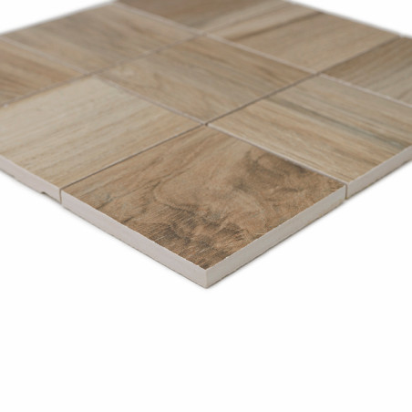 Los azulejos de cerámica cuadrados muestran un patrón similar a la madera, organizados en un diseño de cuadrícula. Se apoyan sob