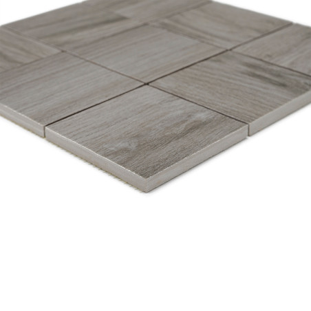 Carreaux de céramique carrés disposés selon un motif de grille, présentant un motif de grain de bois, sur un fond blanc.