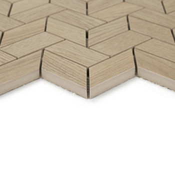 Tegels met houtpatronen vormen een geometrisch, driedimensionaal visgraatpatroon, waardoor een visueel gestructureerd oppervlak 